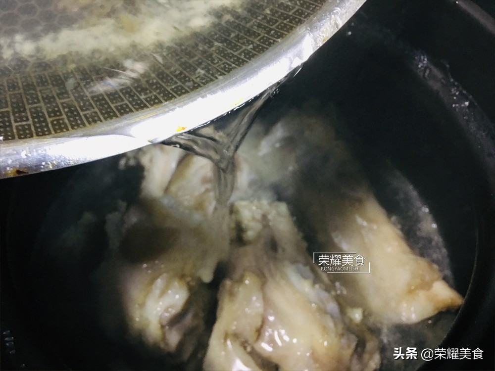 在家做牛骨汤底,做家常牛骨汤放什么佐料