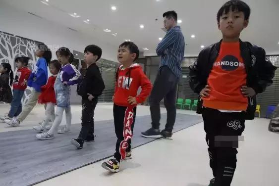 三岁男孩遭亲妈狠踢,3岁孩子被妈妈狠踢现场