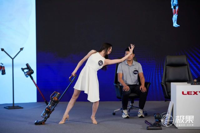 手持吸尘器做家务视频,轻便小巧大吸力吸尘器