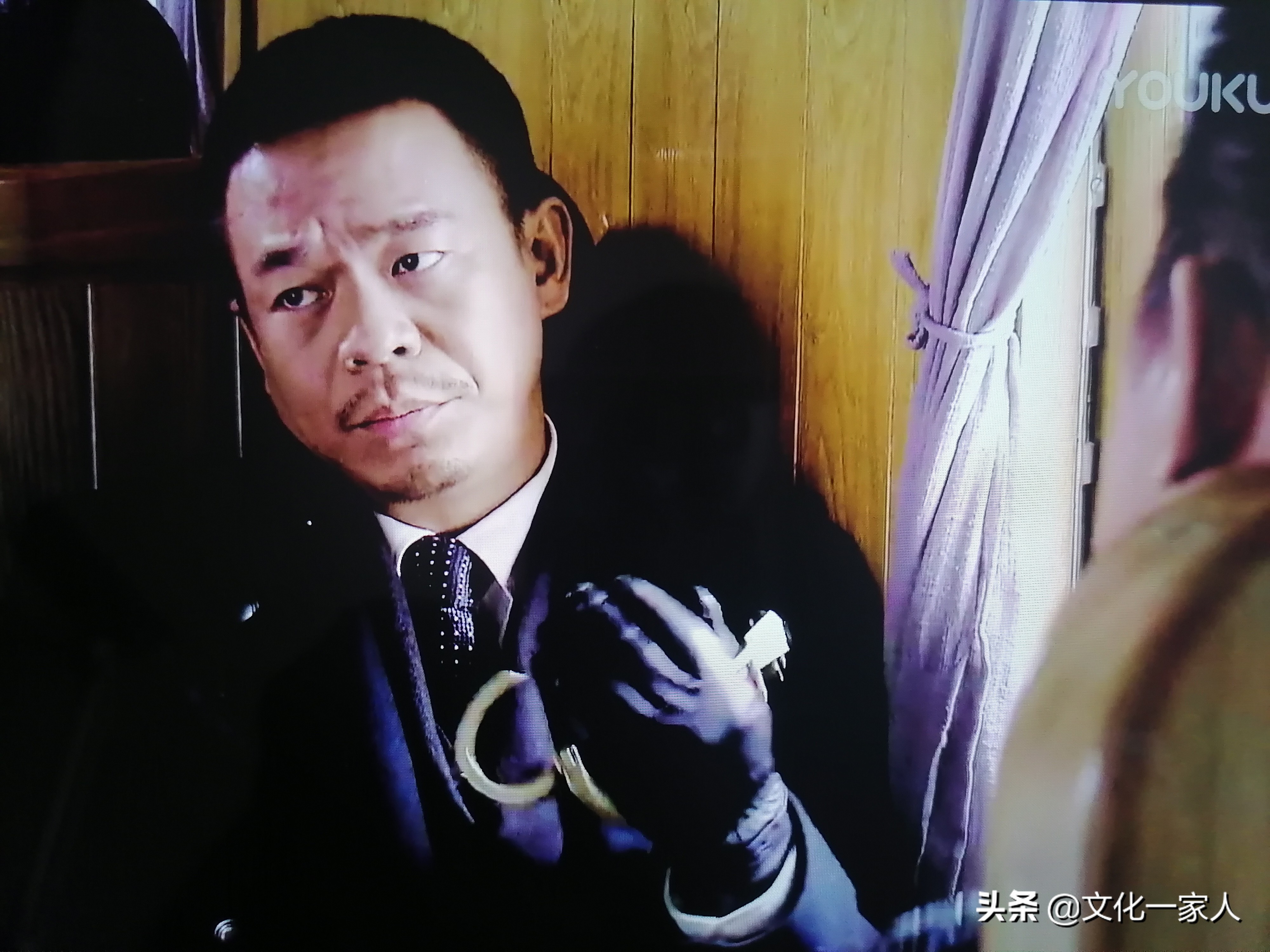 《悬崖》：一场敌中有我，我中有敌，斗智斗勇命悬一线的生死较量