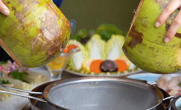 椰椰椰！这家人气椰子鸡专门店，光是汤底就喝饱了