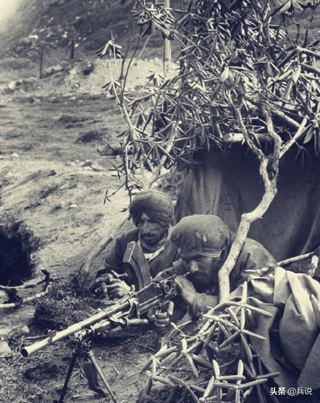1962年攻下印军仓库,战士穿印度军装,吃印度罐头,猛追逃敌