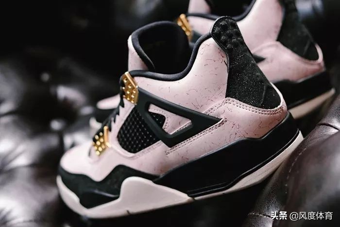 朱一龙惊艳神图氛围感,朱一龙之前春晚的全白色服装图文