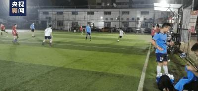 足球场上单腿飞奔射门的他,足球场上超精彩射门瞬间