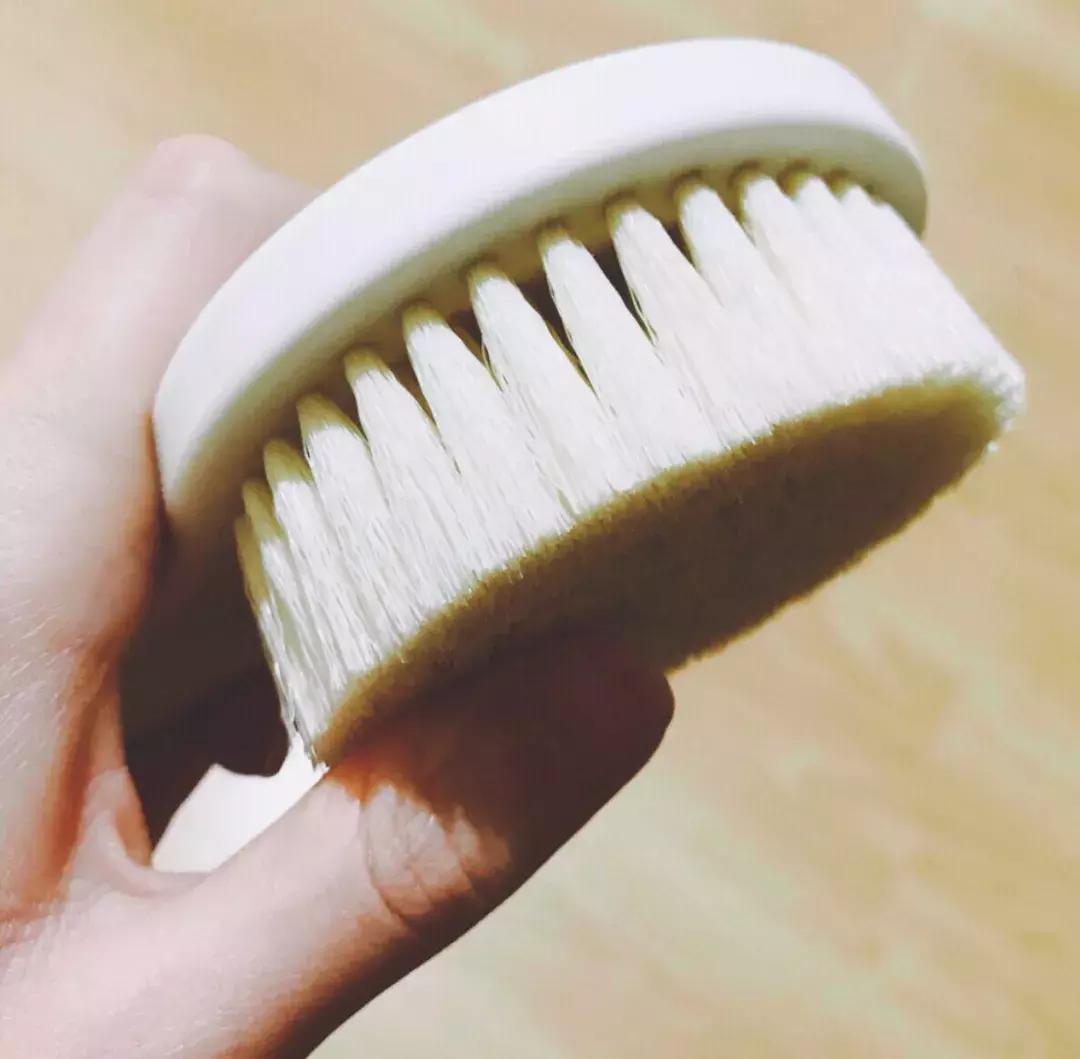 夏天就要心机露肤才更显瘦,又到了夏天露腿露肩的季节