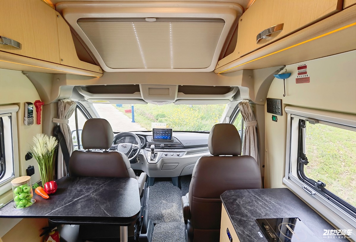 想要大空间？没门！恒温系统打造舒适二人世界，卫航V590B型房车
