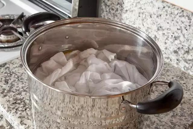 白衣服不小心染上了污渍怎么办,白衣服弄脏了怎么洗才能洗干净