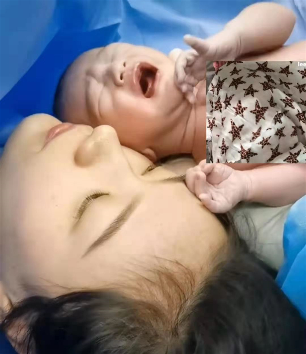 剖腹产妈妈亲子照,妈妈拍下宝宝淡定下床