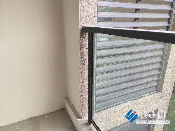 两户共用空调外机,两户人家共用一个设备平台