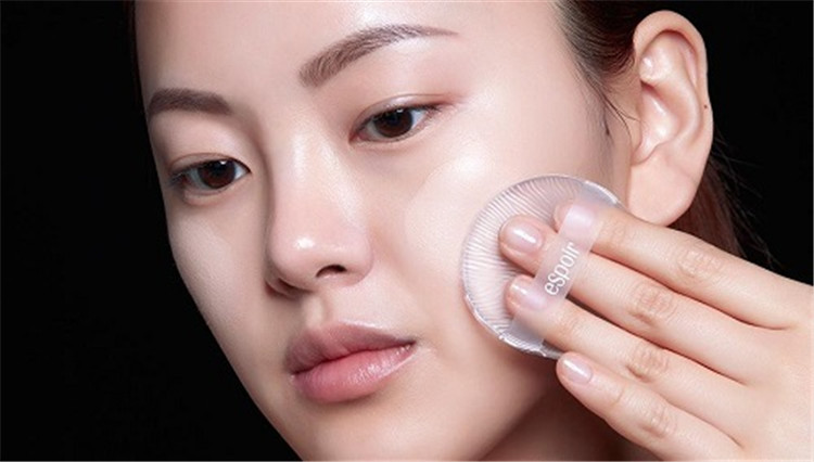 什么样的粉扑上底妆好用,想要妆效好用干粉扑还是湿粉扑