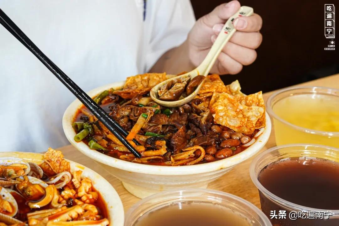 最近有一家特别火的螺蛳粉店,广西南宁西乡塘皇冠螺螺蛳粉