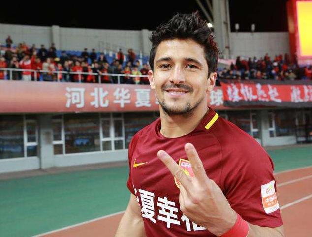 归化国足队员洛国富原名是什么,归化球员洛国富手扶五星红旗表态