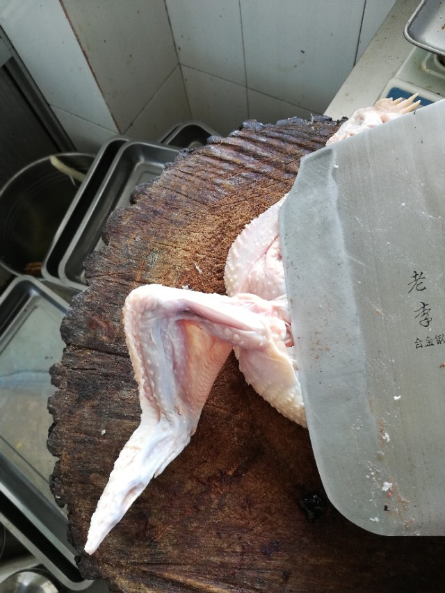 鸡怎么剁成小块视频,如何把整鸡分解小块