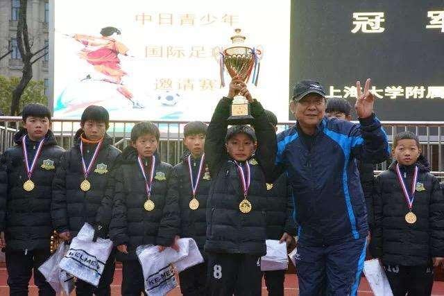 门将外都能踢的天津“万金油”，打入50米世界波，贝利与他合影