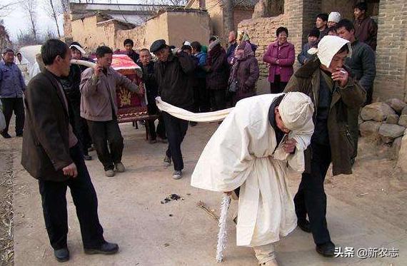 葬礼孝衣,葬礼上穿孝衣的过程老者示范