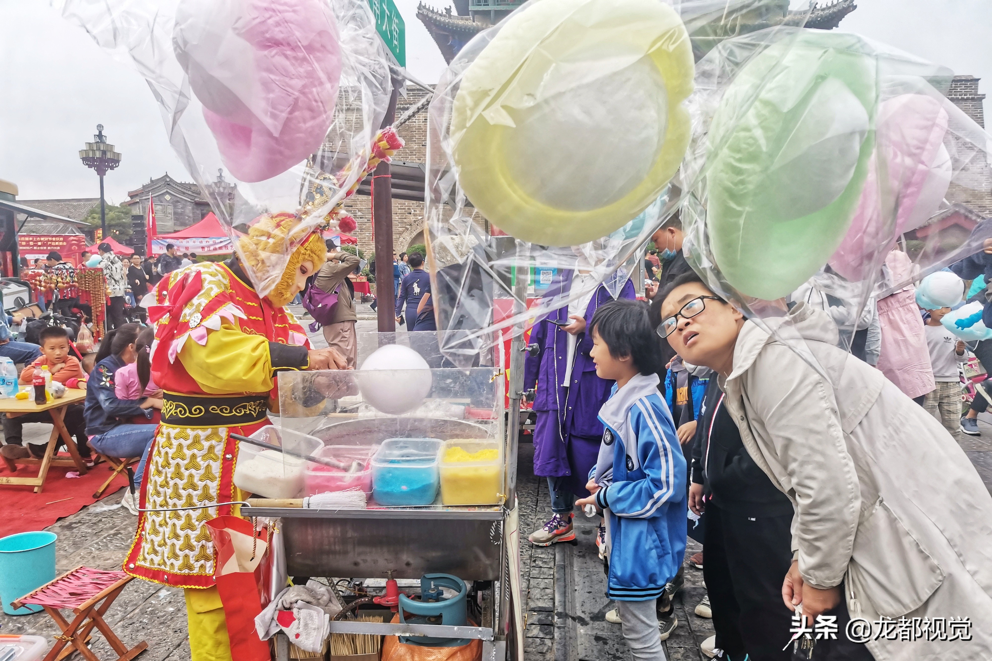 19岁摆摊小哥卖棉花糖,男子卖棉花糖