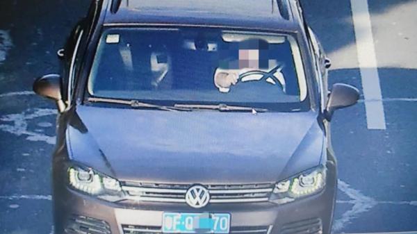 珠海一男子开车冲在海里,珠海一男子开车冲到海里