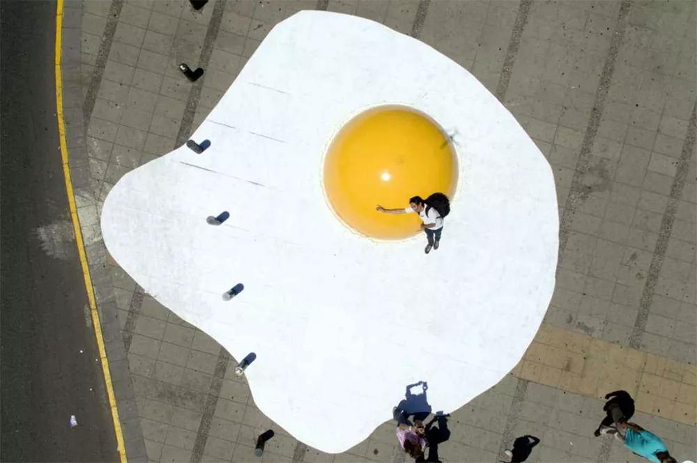 炎热的夏天要来，艺术家为了通知大家，从天上扔荷包蛋了
