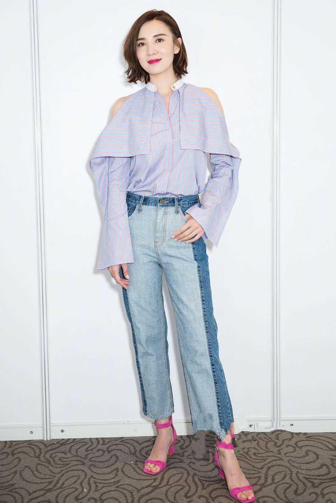 53岁泰国跑路总理终现身!同框哥哥小鸟依人,穿短袖小臂却粗壮