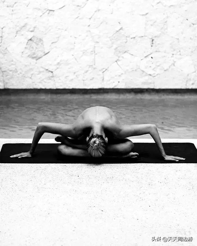 她在世界各地拍下裸照，吸引了8000万的粉丝，却没有一张是色情的