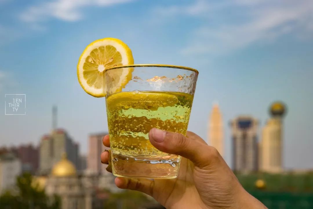 趁着午休两小时，他们在天台上组了个jió盆烤肉趴