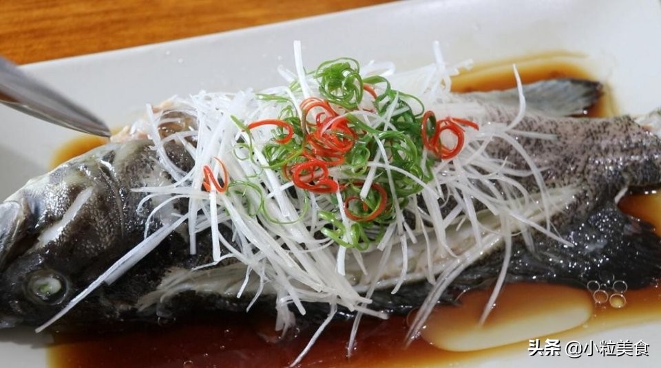 家宴上简单美味的清蒸石斑鱼,青石斑鱼除了清蒸还能怎么做