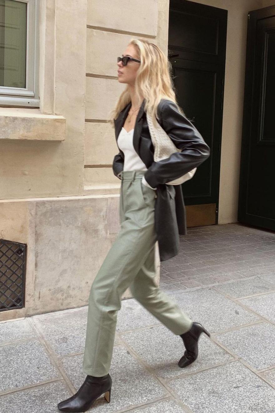 冬季显瘦裤子配靴子,现在还流行打底裤配靴子吗