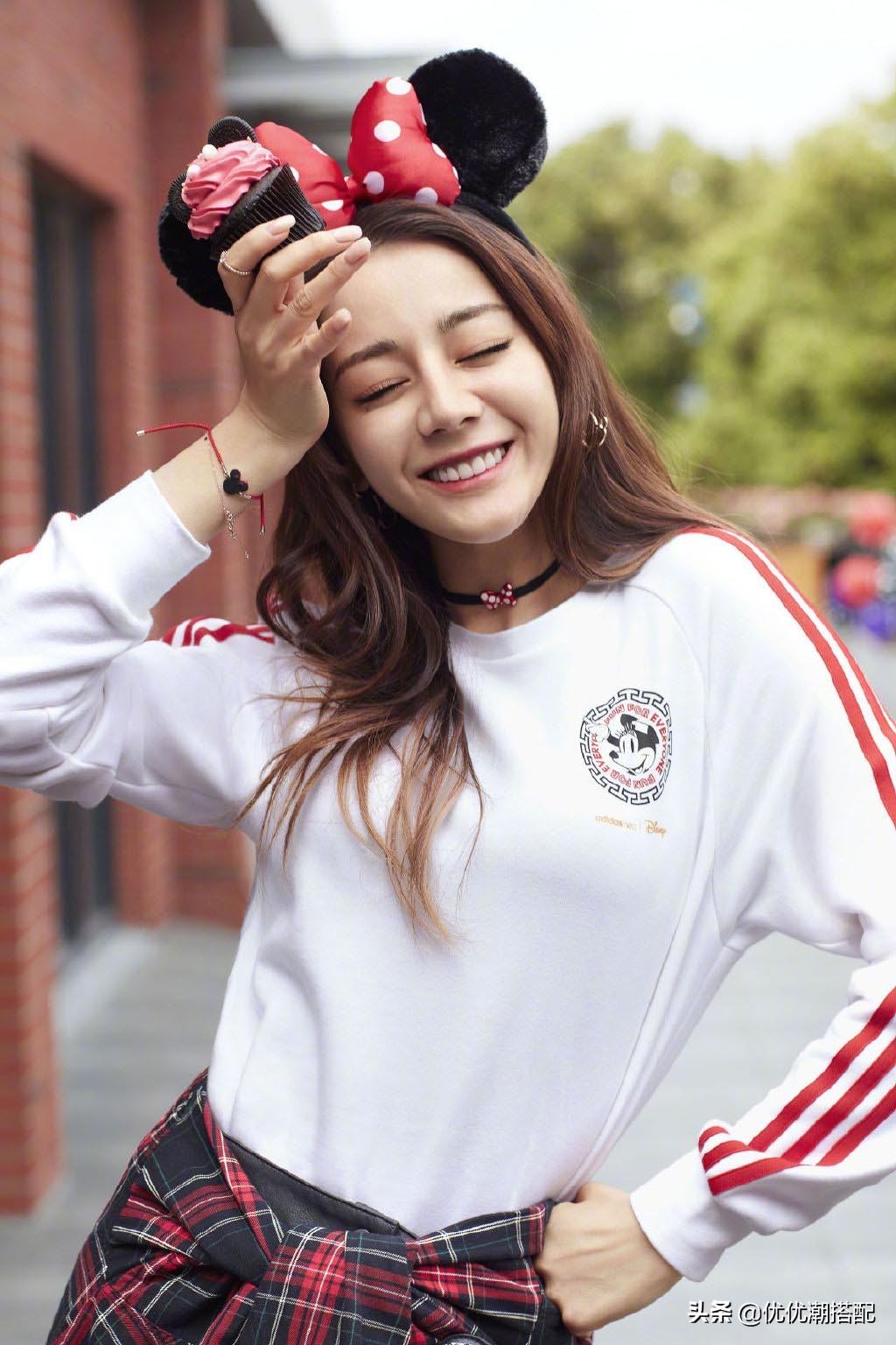 江疏影热巴穿荷叶边衬衫好甜美,杨幂热巴江疏影最新街拍盘点