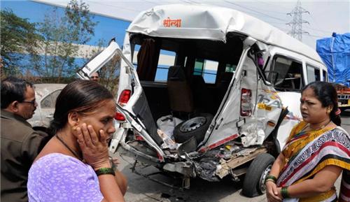 印度女孩因车祸失去双臂，谁知移植黑人手臂后，皮肤竟开始变黑