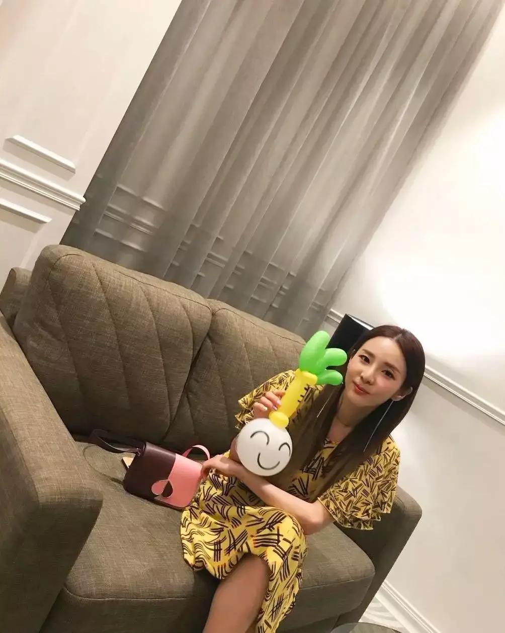 易烊千玺买权志龙同款鞋,易烊千玺助理权志龙鞋