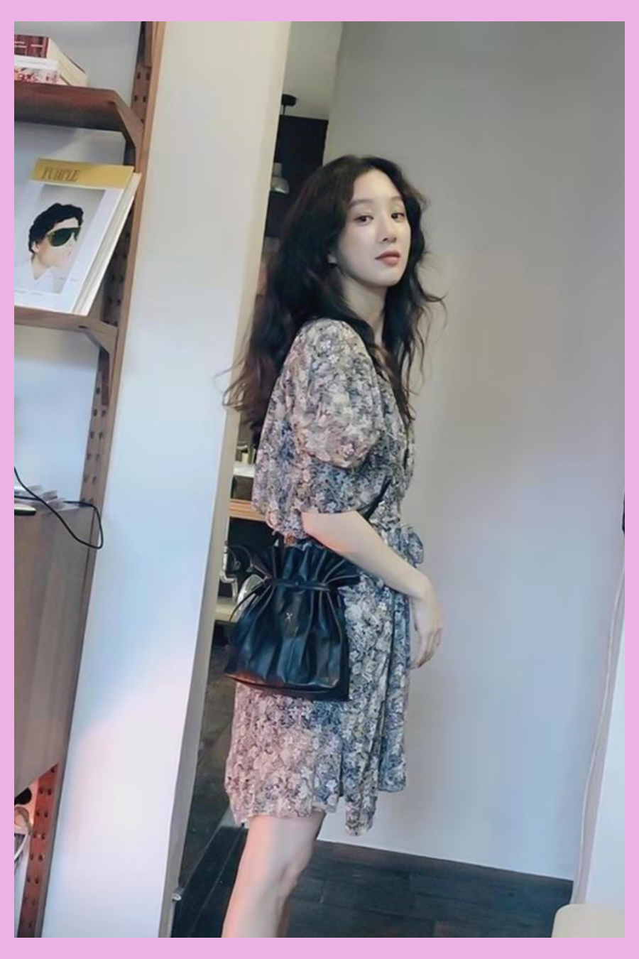 郑丽媛夏日穿搭，被小卷毛圈粉，这样的韩国小姐姐请给我一沓