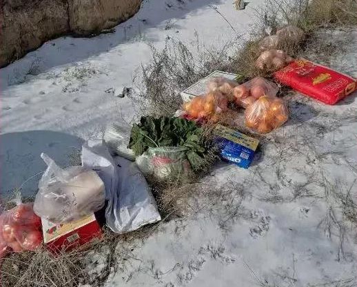 疫情志愿者变身执法者,疫情物业人员化身快递员