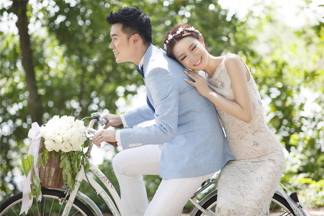 张子萱挑战吊带裙,张子萱夏日吊带裙