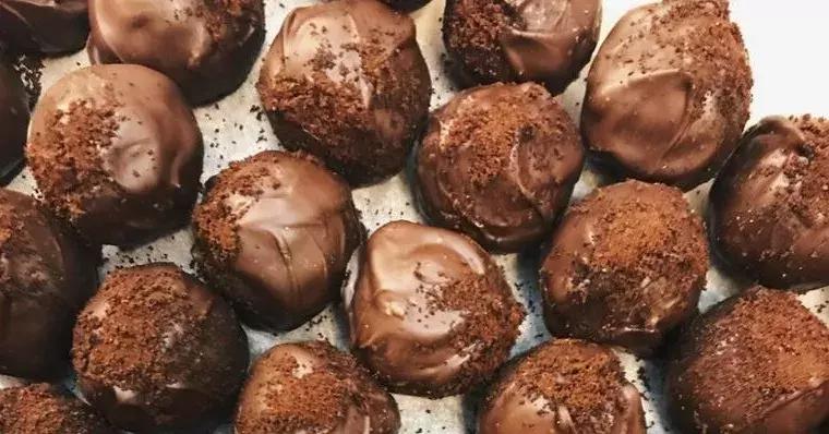 穿开裆裤的宝宝随地小便,穿开裆裤的宝宝随地大便