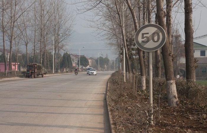 高速路上出现标线怎么处理,高速路故障警示牌应该放多远距离