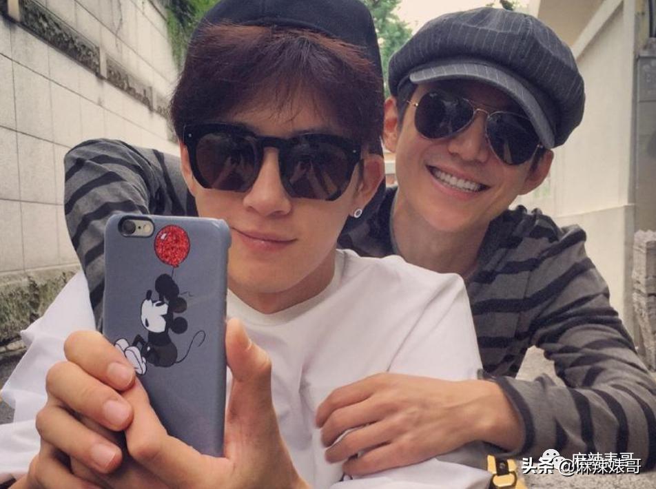 和小鲜肉牵手摸脸，又让人想到他7年前的瓜…