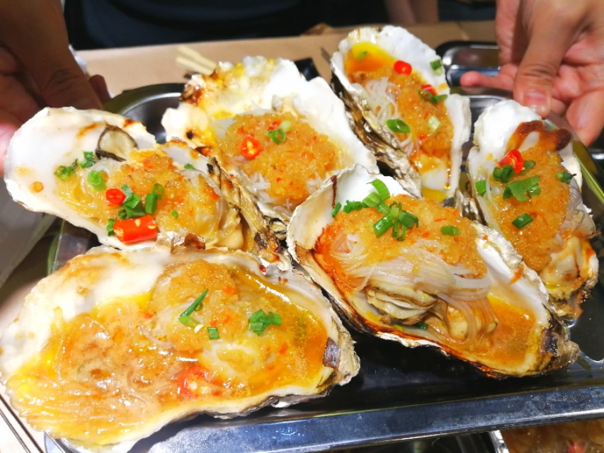 阳春四月夜，8男1女在郑州政七街花680块钱怼烤串，咧两瓶红花郎