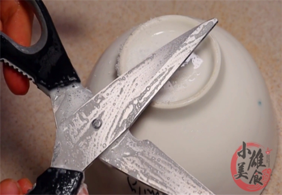 剪刀锋利不钝,剪刀不锋利小妙招易拉罐