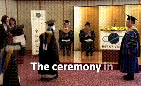 画面太搞笑！日本一大学举行云毕业典礼，结果搞成了“僵尸大会”