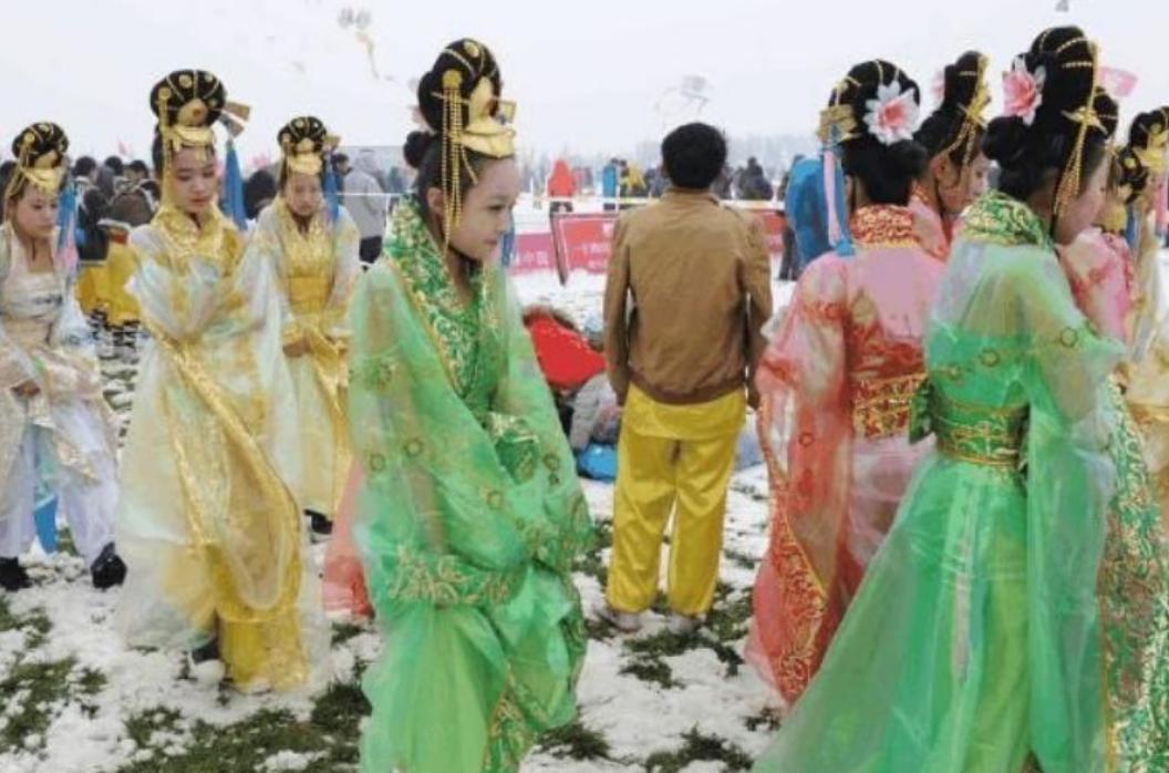 横店群演拜王宝强和赵丽颖,横店群演以王宝强激励自己