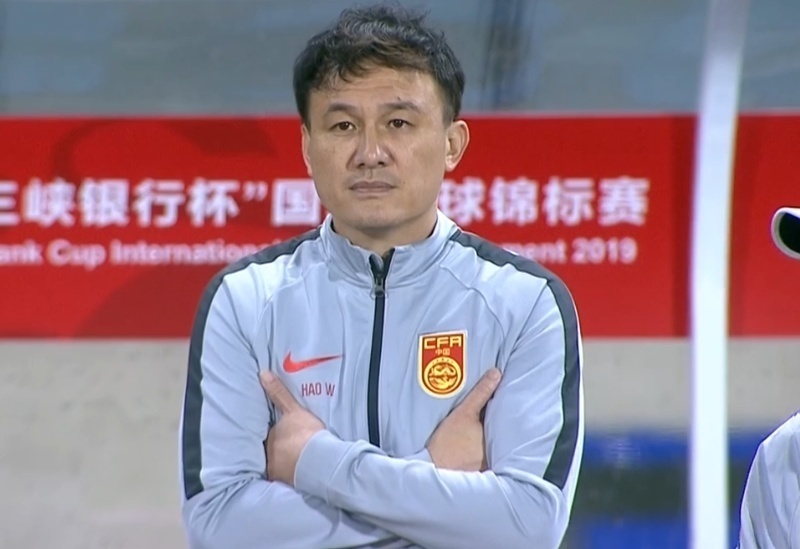 国奥出征造型抢戏：集体黑西装+白鞋+白衬衣！球迷：像热血高校