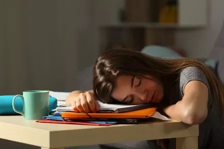 犯困嗜睡症,白天犯困也是病小心得了嗜睡症