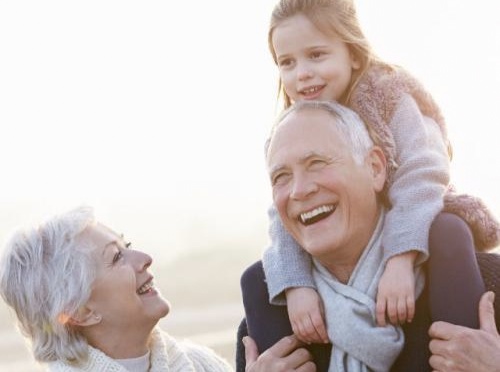 延迟退休如何帮忙带孩子,延迟退休和三胎不矛盾吗