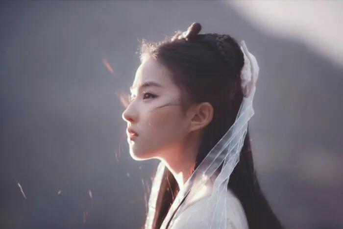 从讲中式英语的土气*妞小**到当迪士尼女主，她凭什么？