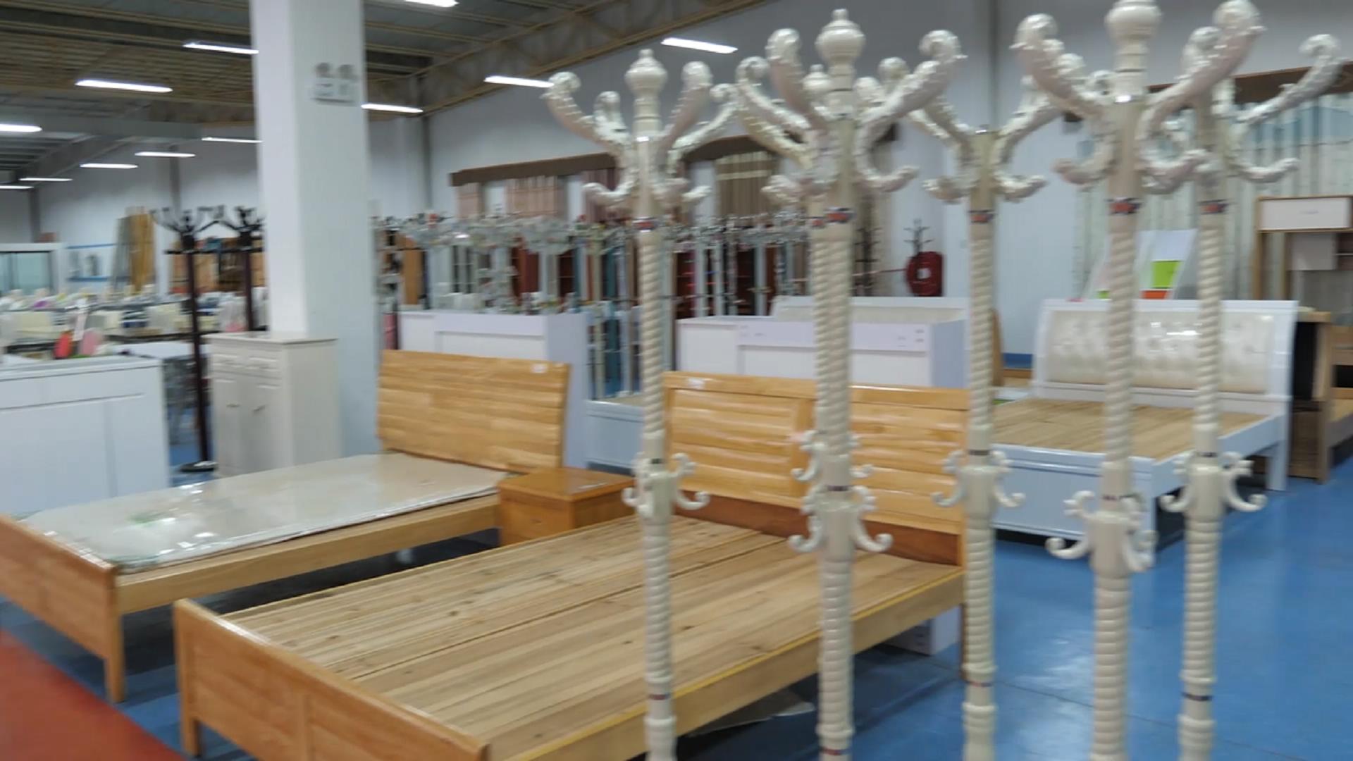 转转中国人在非洲的建材市场，全国规模最大，一张床2400块算便宜