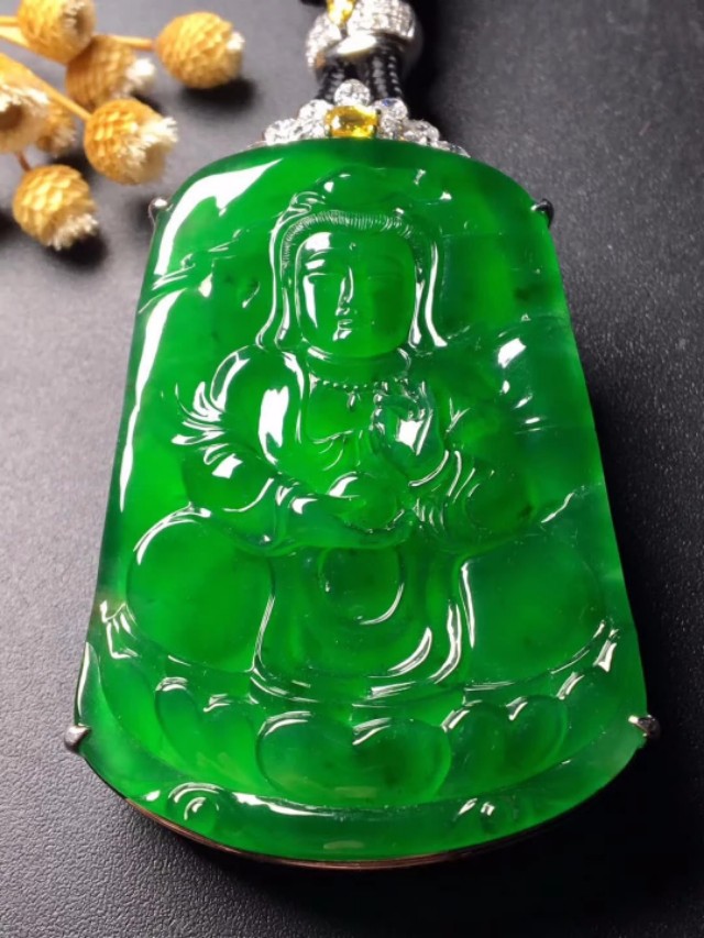 龙石种翡翠就是玻璃种吗,龙石种翡翠与帝王绿翡翠哪种贵