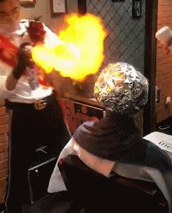 女生穿高跟鞋踢足球,穿十厘米高跟鞋踢足球