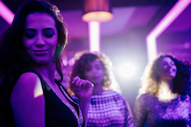 栽赃？俄女子照片明码标价登上西班牙广告牌，却和特殊工作者有关