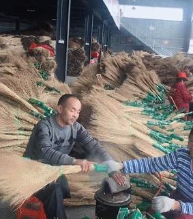 农村扫把价格,山东一村庄卖扫帚年产超值5千万