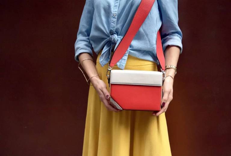 不要再背烂大街的双肩包了,别再背烂大街的轻奢包